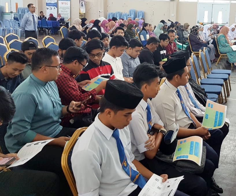 Pelajar-pelajar tahun 10, Maktab Anthony Abell, Seria dan orang awam di Daerah Belait.jpeg