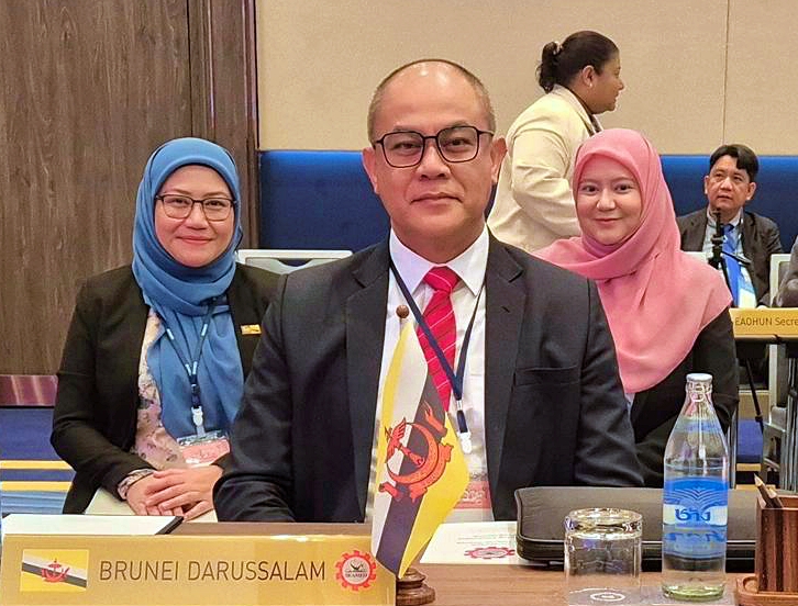 1. Timbalan SUT bersama pegawai Kementerian Pendidikan Brunei Darussalam.jpeg