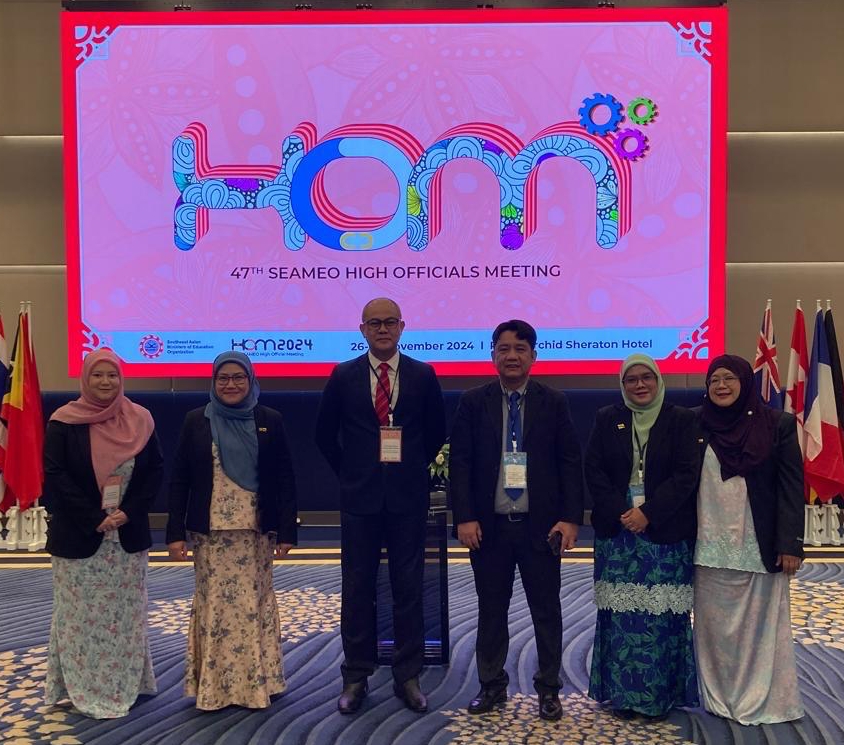 3. Bergambar Ramai bersama 3 penerima Anugerah.jpeg