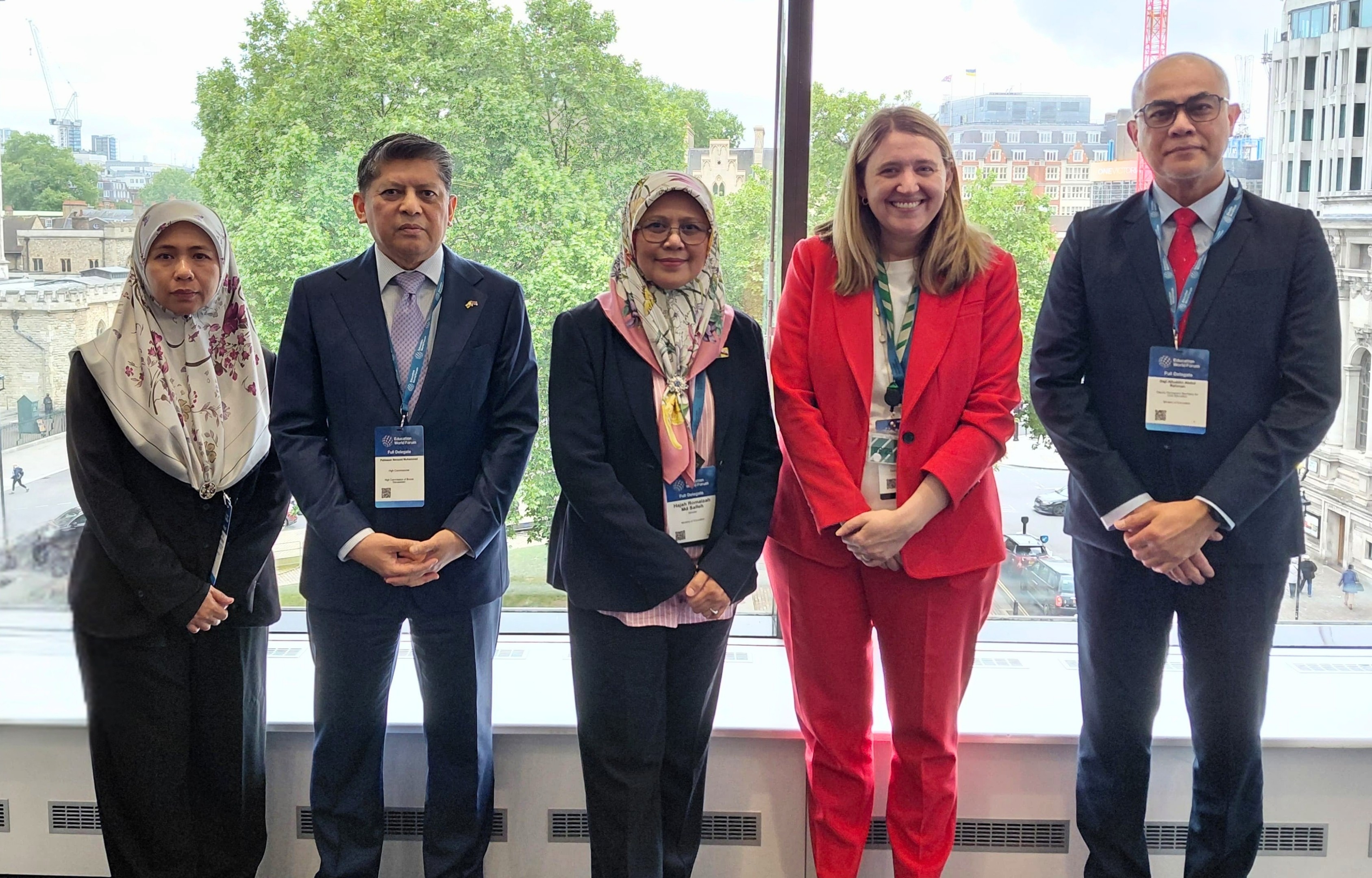 3. Gambar Ramai YB Menteri Pendidikan bersama YM Georgia Gould, OBE, MP, Menteri Negara (Menteri bagi Piawaian Sekolah).jpg