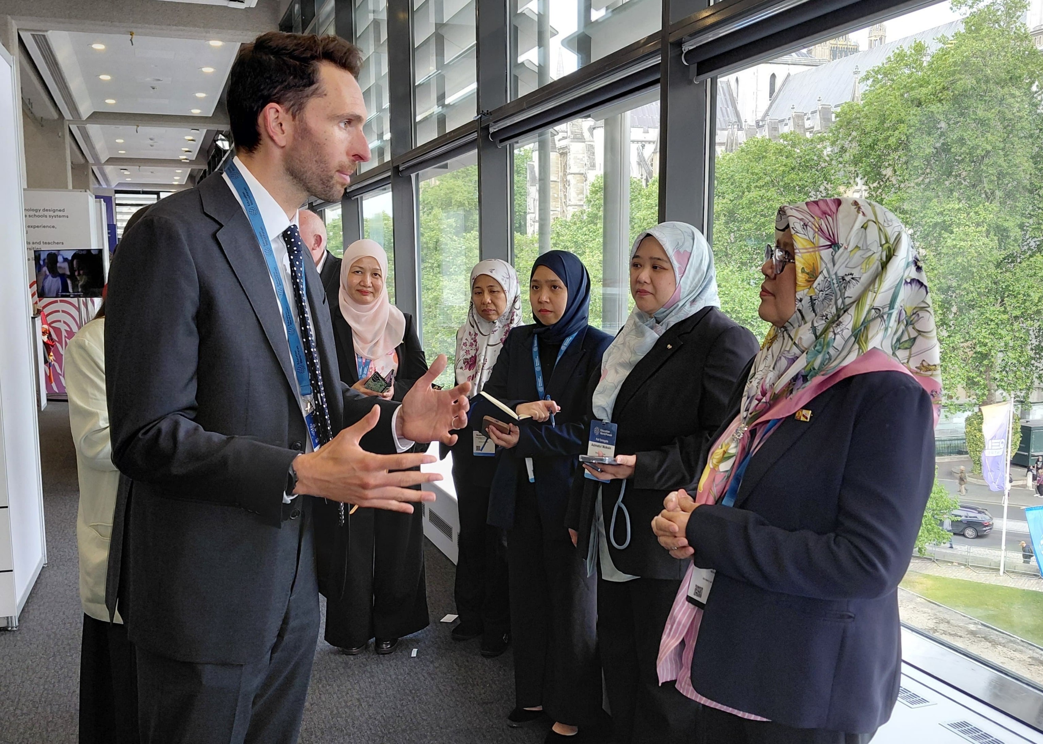 4. YB Menteri Pendidikan bersama YM Josh MacAlister, OBE, MP, Setiausaha Rendah Parlimen Negara (Menteri bagi Kanak-Kanak dan Keluarga) (1).jpg