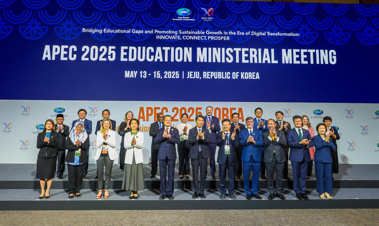 Bergambar Ramai YB MoE Bersama Menteri Menteri APEC Dan Wakil Wakil.jpeg