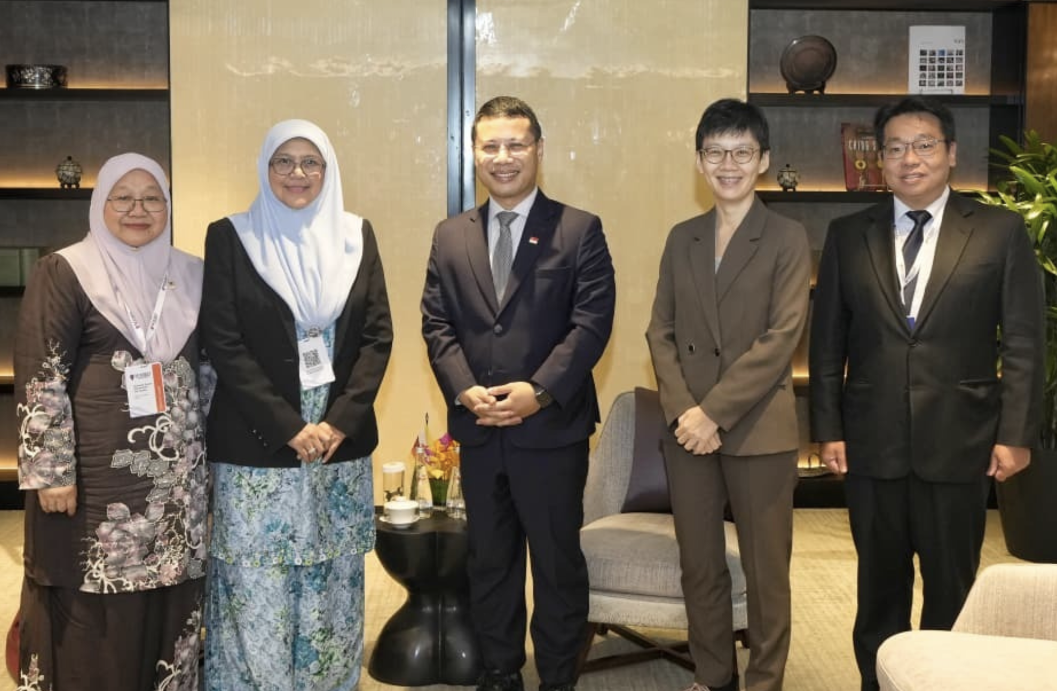 Gambar Ramai Yang Berhormat Menteri Pendidikan Brunei Darussalam Bersama Tuan Desmond Lee Menteri Pendidikan Republik Singapura.png
