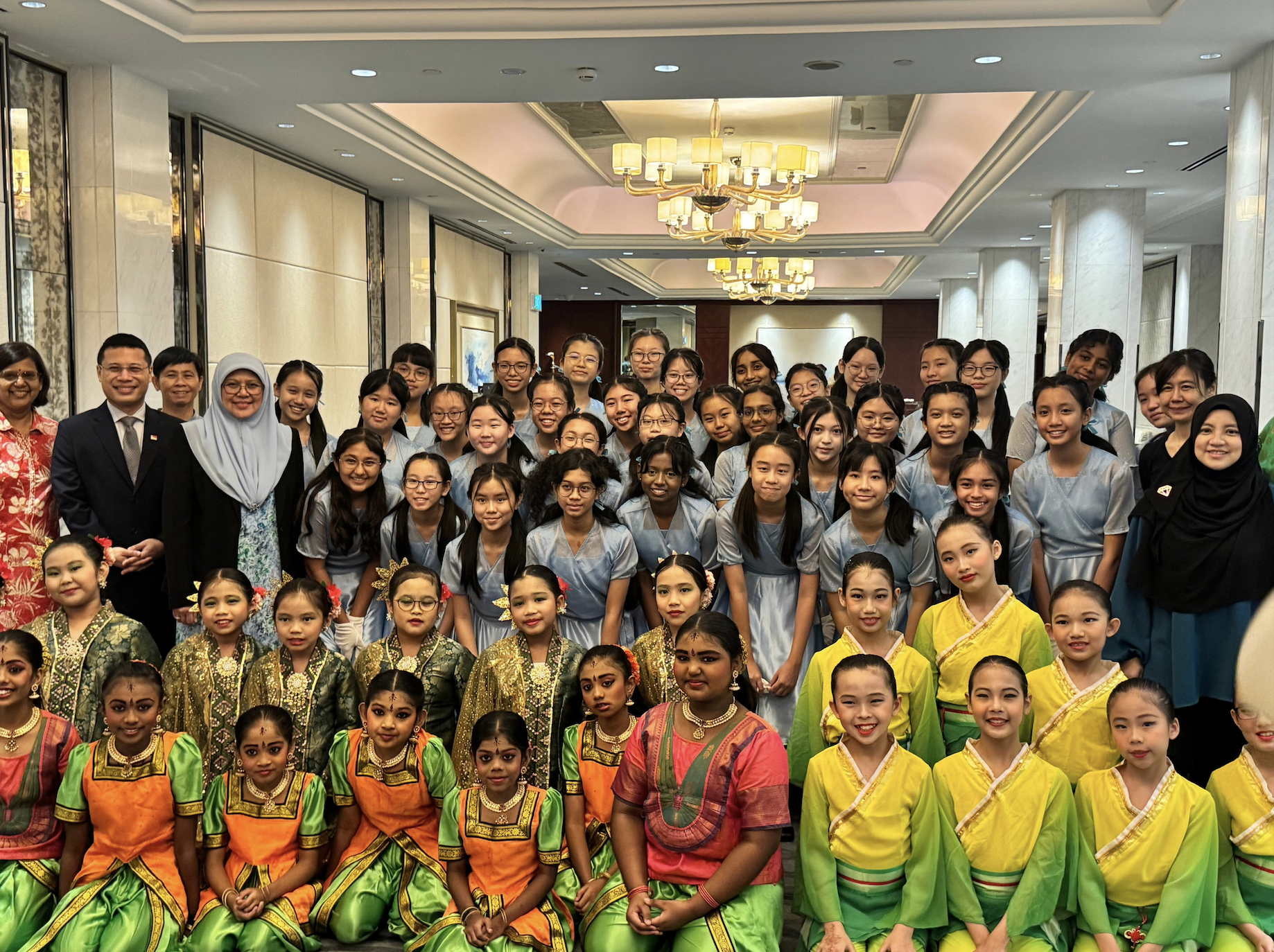 Gambar Ramai Yang Berhormat Menteri Pendidikan Negara Brunei Darussalam Bersama Para Peserta Persembahan Selepas Majlis Perasmian Mesyuarat Menteri-Menteri Pendidikan ASEAN Kali ke-14 (14th ASED).png