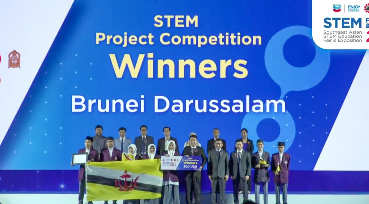 Group Photo of Project Winner.JPG