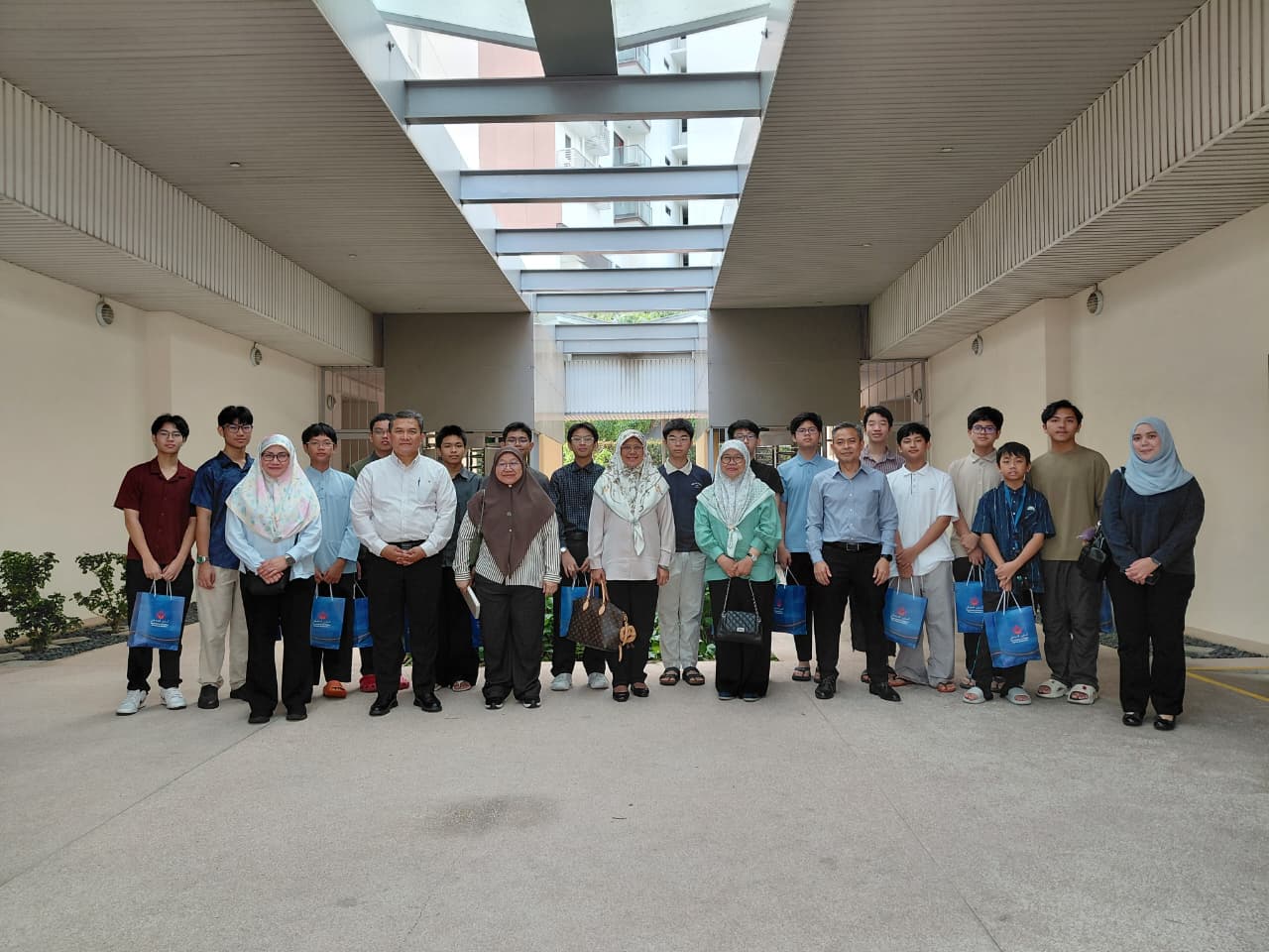 YB Datin melawat para penerima Biasiswa Pendidikan Belia Brunei Darussalam_Singapura.jpeg