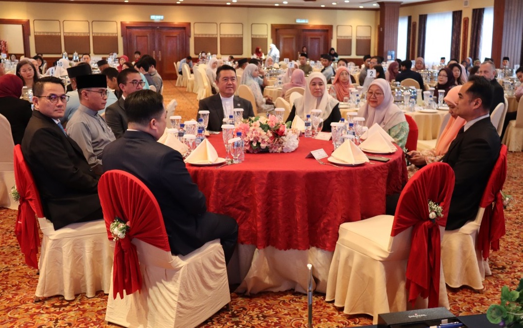 AGREEMENT SIGNING CEREMONY FOR THE STUDENTS AWARDED WITH HIS MAJESTY’S GOVERNMENT THE CHANCELLOR’S SCHOLARS, UNIVERSITI BRUNEI DARUSSALAM (UBD) AND OVERSEAS SCHOLARSHIP SCHEME ABROAD 2026/2027 ACADEMIC SESSION