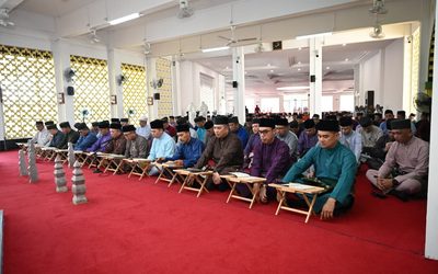 MAJLIS MEMBACA SURAH YASIN DAN TAHLIL BAGI AL-MARHUM SULTAN HAJI OMAR ‘ALI SAIFUDDIEN SA’ADUL KHAIRI WADDIEN, AL-MARHUMAH DULI RAJA ISTERI PENGIRAN ANAK DAMIT DAN AL-MARHUM DULI YANG TERAMAT MULIA PADUKA SERI PENGIRAN MUDA HAJI ‘ABDUL ‘AZIM SEMPENA SAMBUTAN HARI GURU KALI KE-36